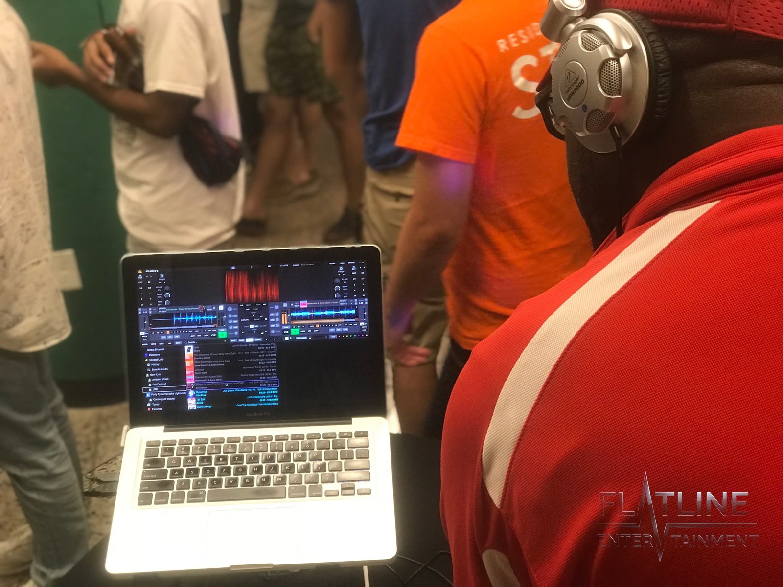 Mark Anthony mixing live from his laptop